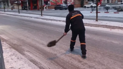 Oltu Belediyesi, kış koşullarında buzlanmayı önlemek için sahada tuzlama çalışmalarına başladı