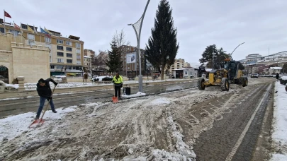 Bayburt'ta karla mücadele çalışmaları hız kesmeden sürüyor, güvenli ulaşım için ekipler 7/24 çalışıyor