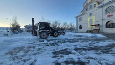 Pazaryolu'nda karla mücadele: Belediye ekipleri seferber oldu