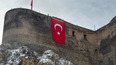 Oltu Belediyesi, Türk Bayraklarıyla İlçeyi Süsleyerek Birlik Duygusunu Pekiştirecek