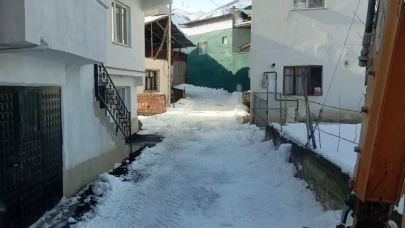 İspir Belediyesi, kış şartlarında temizlik ve karla mücadele çalışmalarını sürdürüyor