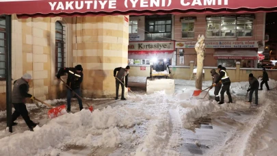 Bayburt'ta yoğun kar yağışı sonrası belediyeden kesintisiz karla mücadele çalışmaları devam ediyor