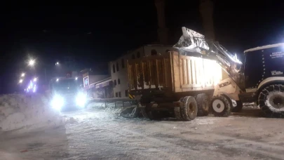 Çat'ta yoğun kar sonrası yollar yeniden ulaşıma açıldı, ekipler çalışmalara devam ediyor
