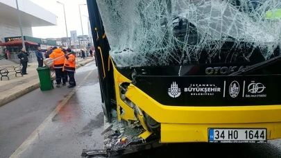Arnavutköy’de İETT otobüsü ile hafif ticari araç çarpıştı: 1 ölü, 1 yaralı