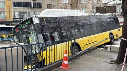 Esenler’de kontrolden çıkan İETT otobüsü otoparka daldı
