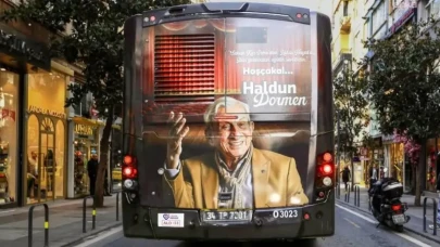 İETT, Tiyatrocu Haldun Dormen'i Unutmadı: 'Saygı Otobüsü' Şişli'de Seyir Halinde