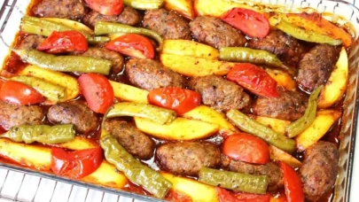 İzmir'in eşsiz lezzeti: Herkesin kolayca yapabileceği İzmir Köftesi tarifi!