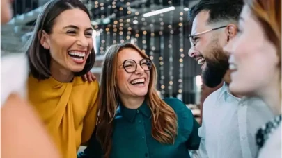 Yanınızda Varken Güldüren Burçlar: Karnınızı Ağrıtacak 4 Eğlenceli Tercih!