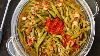 Zeytinyağlı taze fasulye nasıl yapılır?Lezzetiyle tatile çıkartan zeytinyağlı taze fasulye tarifi!