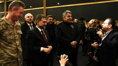 Erzurum’da Polislerden Anlamlı Sahne: 'Yarınlara Geç Kalmadan' Büyük Beğeni Topladı