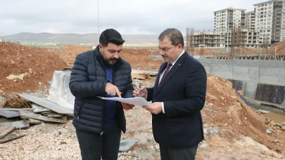 Başkan Canpolat, yarı olimpik yüzme havuzu inşaatında incelemelerde bulundu