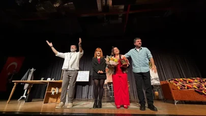 Yalova’da Aşk Listesi adlı tiyatro oyunu sahnelendi