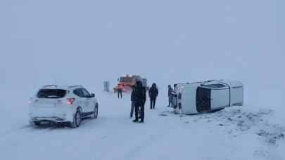 Erzurum Pazaryolu’nda Kaymakam ve İlçe Milli Eğitim Müdürünün Geçirdiği Kaza Yürekleri Ağızlara Getirdi