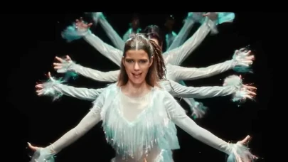 Beren Saat'in CapitaliZoo Şarkısının Sözlerinin Türkçe Anlamı ve Sanatçı Bilgisi