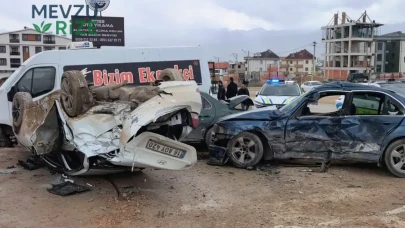 14 yaşındaki sürücü kazada 6 öğrenciyi yaraladı, araç devrildi!