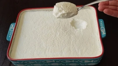 Evde yoğurt yaparken bir türlü kaymak tutturamıyorsanız, bu tarif tam size göre! Sadece iki malzeme ile hazırlanan kaymaklı tava yoğurdu sırrı yıllar sonra ortaya çıktı. Bu yöntemle yoğurt kıvam da tutuyor, lezzet de!