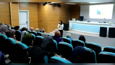 Finike'deki Kadın Çiftçilere 'Çevre Dostu Tarım Kartı' Sunuldu