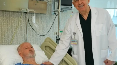 75 yaşındaki İsmet Akoğlu'nun aort anevrizması kapalı yöntemle başarılı bir şekilde onarıldı