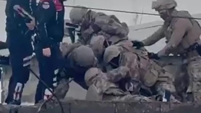 Adana'da Tabancalı Tartışma: 4 Yaralı, Şüpheli Çatıda Yakalandı!