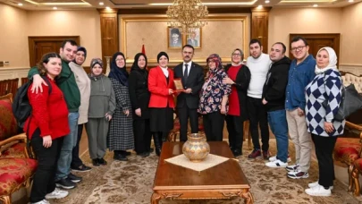 Kocaeli'de Engelleri Aşan Derneklerden Vali Aktaş'a Ziyaret