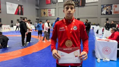 Düzce Belediyesi güreş sporcusu Türkiye üçüncüsü oldu