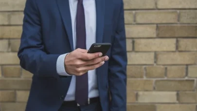 Al Khulaifi, UNRWA Genel Komiseri Lazzarini ile görüştü