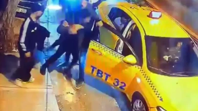 İstanbul'da alkollü şahsın taksiye saldırdığı anlar kamerada