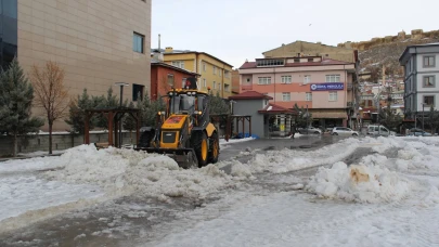 Bayburt'ta karla mücadele: Belediye ekipleri ulaşımı güvenli hale getiriyor