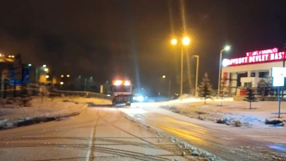 Bayburt’ta Kar Mesaisi: Belediye Ekipleri Gece Boyunca Sahadaydı