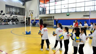 Fabrika Voleybol projesiyle çocuklar ücretsiz voleybol eğitimi alıyor