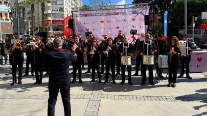 İzmir'de Aşk Melodileri ile Sevgililer Günü Coşkusu Yaşandı