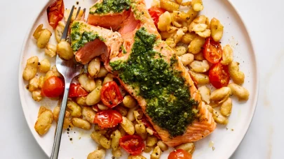 Domates ve beyaz Fasulye ile pestolu fırın somon