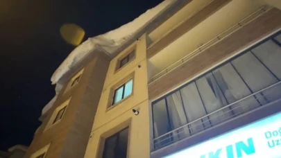 Hakkari'de Çatıdaki Kar Kütlesi Can Aldı, Bir Kişi Büyük Tehlike Atlattı!