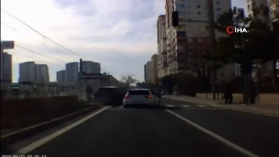 Kayseri'de Araç Refüjdeki Yayalara Çarptı: Kaza Anı Kameralara Yansıdı