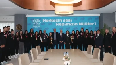 Nilüfer'in Şampiyon Kızları, Kupalarını Başkan Özdemir'e Takdim Etti!