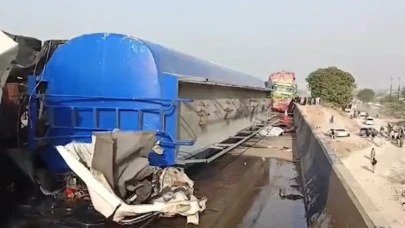 Pakistan'da Feci Kaza: Minibüsün Üzerine Yağ Tankeri Düştü, 13 Kişi Hayatını Kaybetti