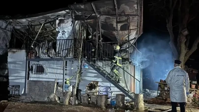 Prefabrik Köy Evi Yangınında Acı Kaybı: Eşler Hayatını Kaybetti!