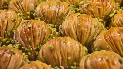 Şef Arda Türkmen'den midye baklava tarifi: Dışı çıtır içi irmik! İftara nefis şerbetli tatlı
