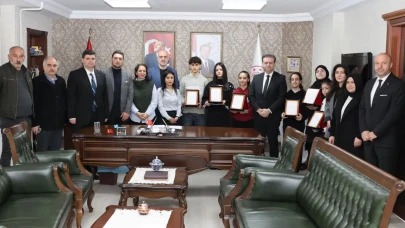 Rize’de Savunmadan Sanata Yarışmasında Dereceye Giren Öğrenciler Ödüllerini Aldı