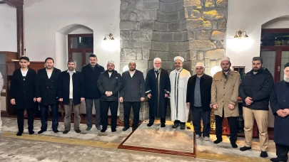 Rize’de Teravih Sonrası Vatandaşlara Çay İkramı