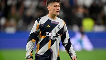 Real Madrid'li Süper Star'dan Aşk Dolu Jest! Arda Güler'in Telefon Ekranındaki O Ayrıntı Gündeme Damga Vurdu!