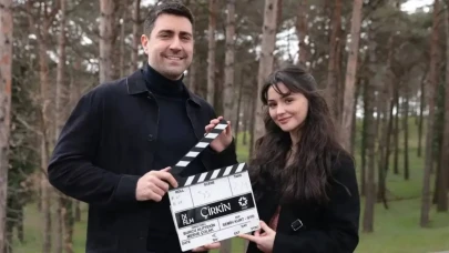 Çağlar Ertuğrul, Yaş Farkı Eleştirilerine Çarpıcı Bir Yanıt Verdi!