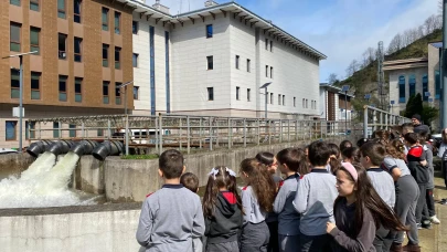 Kurtuluş İlkokulu öğrencileri, afet bilinci için İl Afet Müdürlüğü'nü ziyaret etti