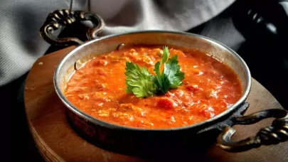 Menemenin Tarifi: Kahvaltı Sofralarının Gözdesi Nasıl Hazırlanır?