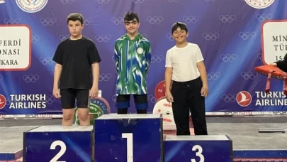 Ankara'da Gençler Halter Şampiyonası: Zahid Göktürk Mengen Türkiye Rekoru Kırdı