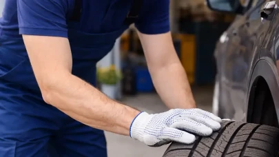 15 Nisan'da sona eren kış lastiği uygulamasının ardından sürücülere uyarı geldi. Lastik değişimi öncesi hava koşulları takip edilmeli, lastikler uzman kontrolünden geçirilmeli ve 10 yılı aşan lastikler kullanılmamalı.