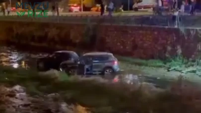 Zincirleme Trafik Kazasında İki Araç Derede Mahsur Kaldı