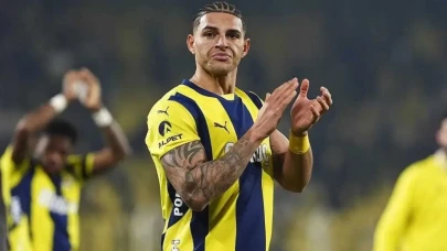 Fenerbahçeli Diego Carlos'un Hayatı ve Kampa Katılmama NedeniFenerbahçe'nin yeni transferlerinden Diego Carlos, futbolseverler tarafından merak edilmeye devam ediyor. Peki, Diego Carlos kimdir, kaç yaşındadır ve nerelidir? Ayrıca, yıldız futbolcunun neden kampa katılmadığı da gündemde.