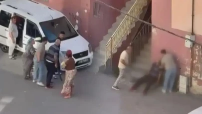 Kiracı dehşeti: İstanbul'da ev sahibi bıçaklandı, anlar kameraya yansıdı!