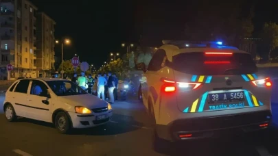 Kayseri'de Motosiklet ve Otomobil Çarpıştı: İki Yaralıdan Biri Ağır Yaralandı